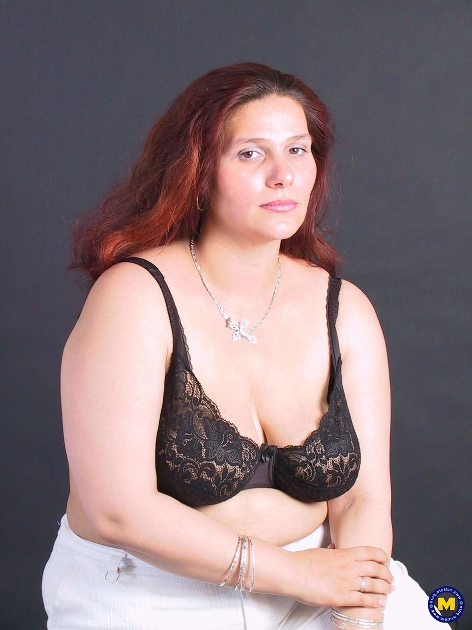 9P Eda, gata madura e gorda, faz topless e cobre suas aldravas naturais com as mãos