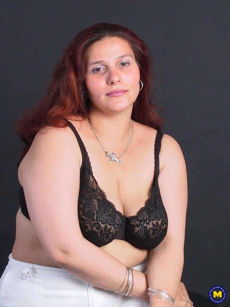 9P Eda, gata madura e gorda, faz topless e cobre suas aldravas naturais com as mãos