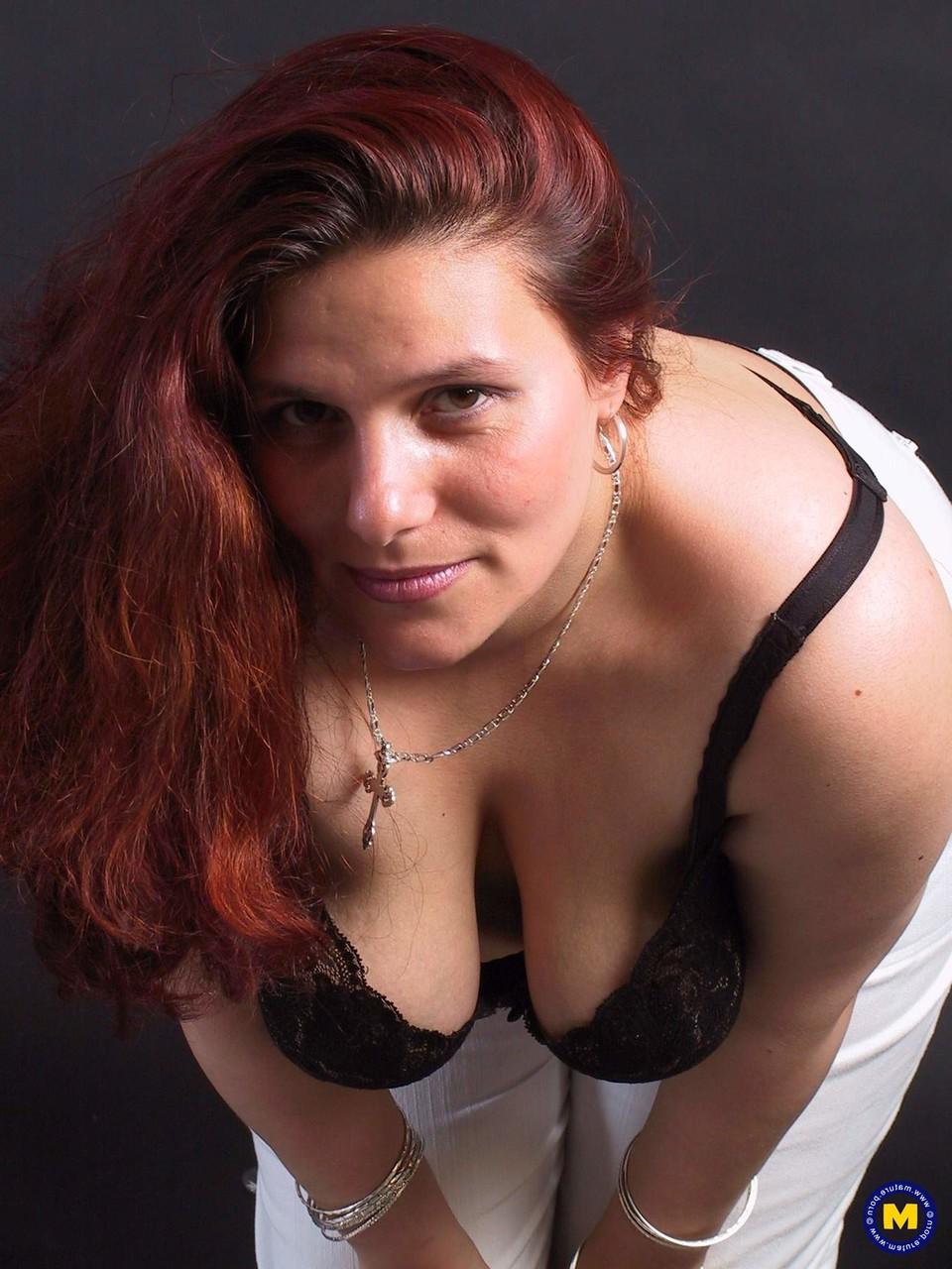 9P Eda, gata madura e gorda, faz topless e cobre suas aldravas naturais com as mãos