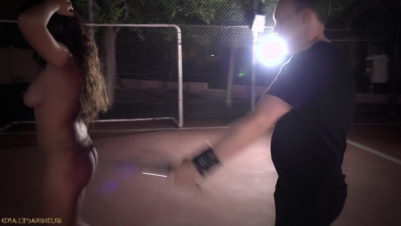 18P Duas escravas sexuais morenas são levadas a uma quadra de tênis para jogos noturnos de BDSM