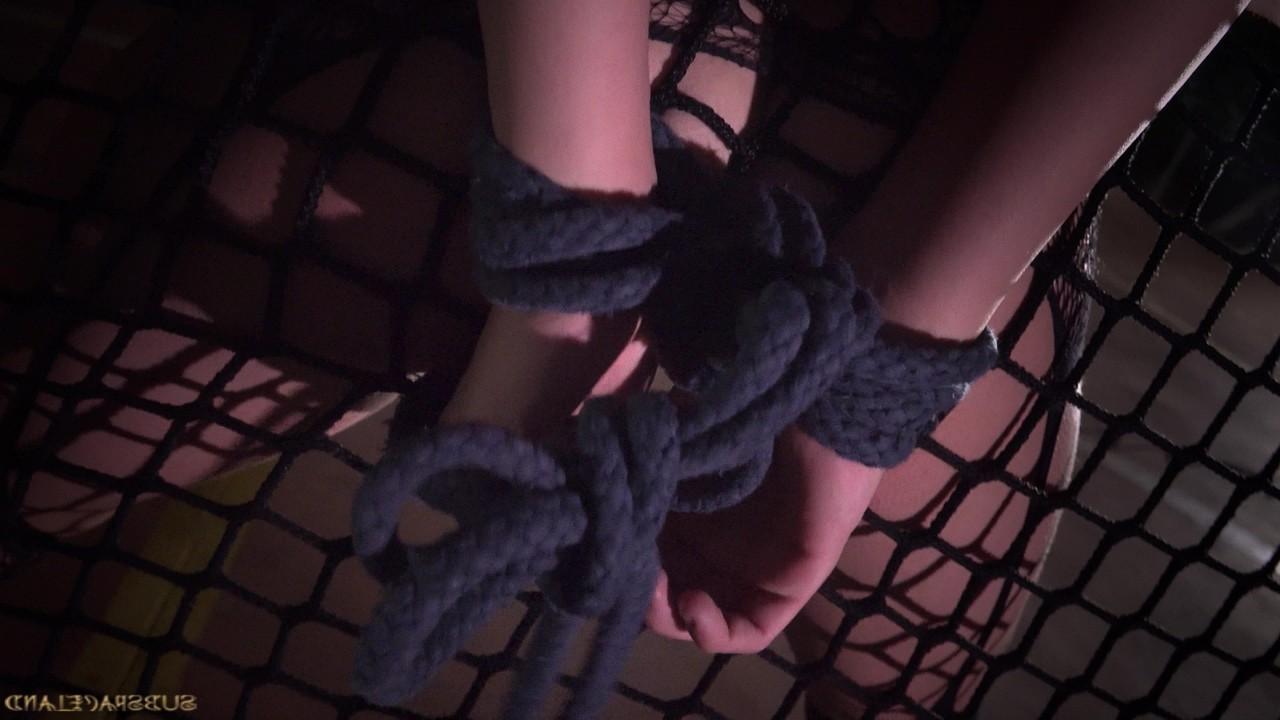 18P Duas escravas sexuais morenas são levadas a uma quadra de tênis para jogos noturnos de BDSM
