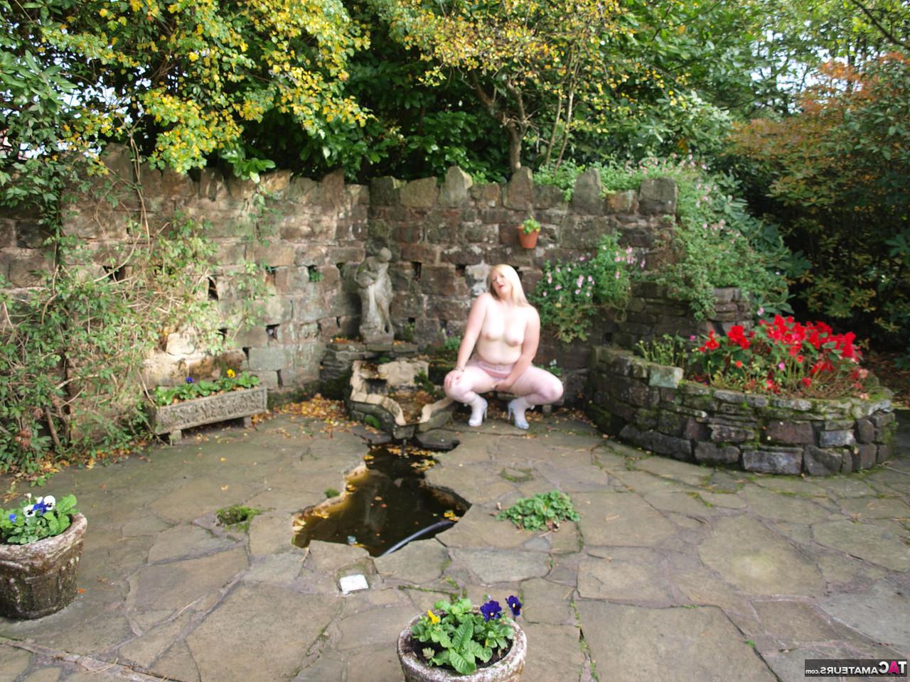 16P Loira BBW Samantha revela seus peitos e arrebata enquanto está em um jardim