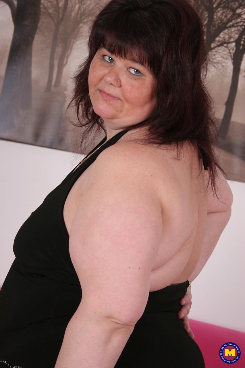 20P Amateur BBW Pavla jugando con su gordo coño y sus jugosas tetas en el sofá