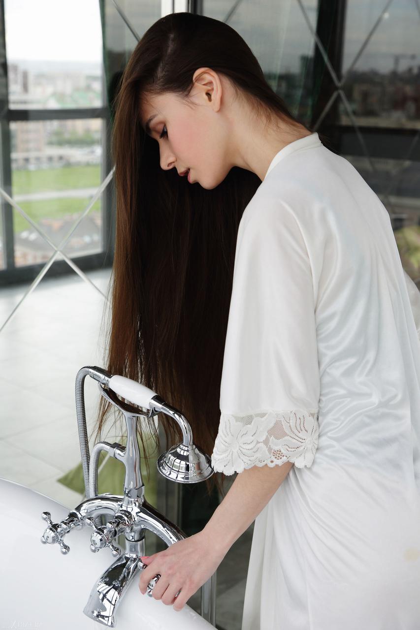 17P Das schlanke Teenie-Mädchen mit milchiger Haut Leona Mia lässt ihren perfekten Körper in einer Badewanne versinken