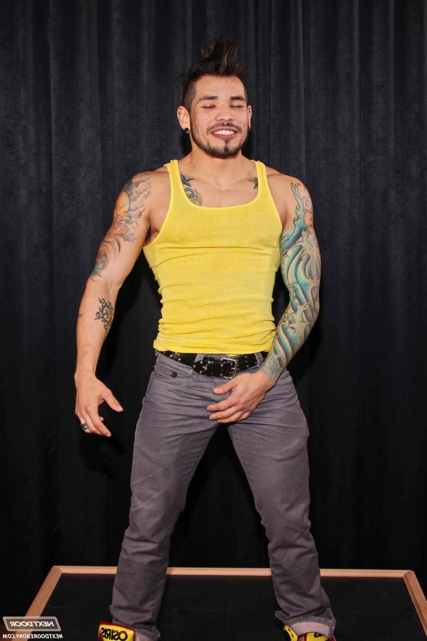 20P Des homosexuels musclés exhibent leurs bites avant un trio hardcore IR