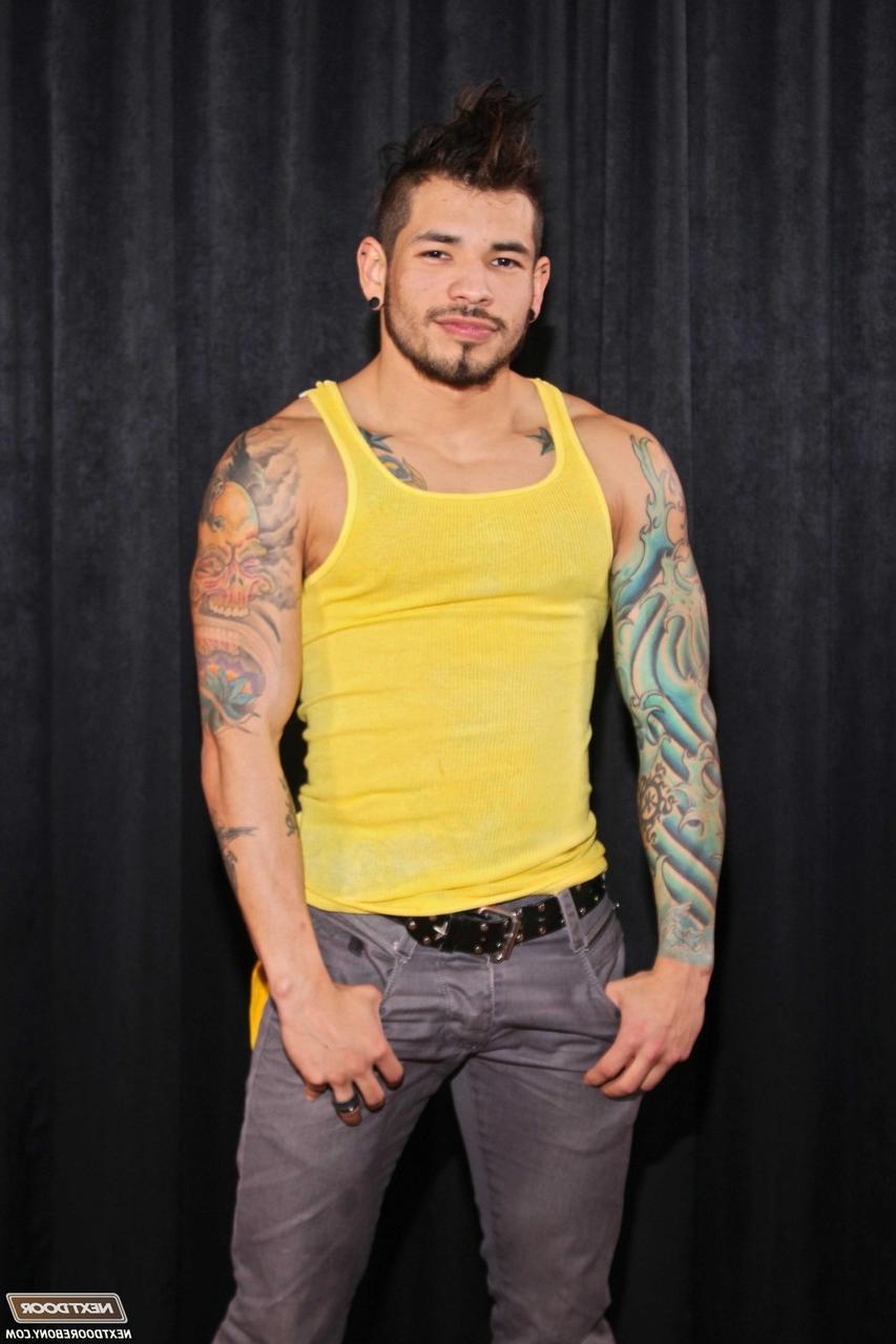 20P Des homosexuels musclés exhibent leurs bites avant un trio hardcore IR