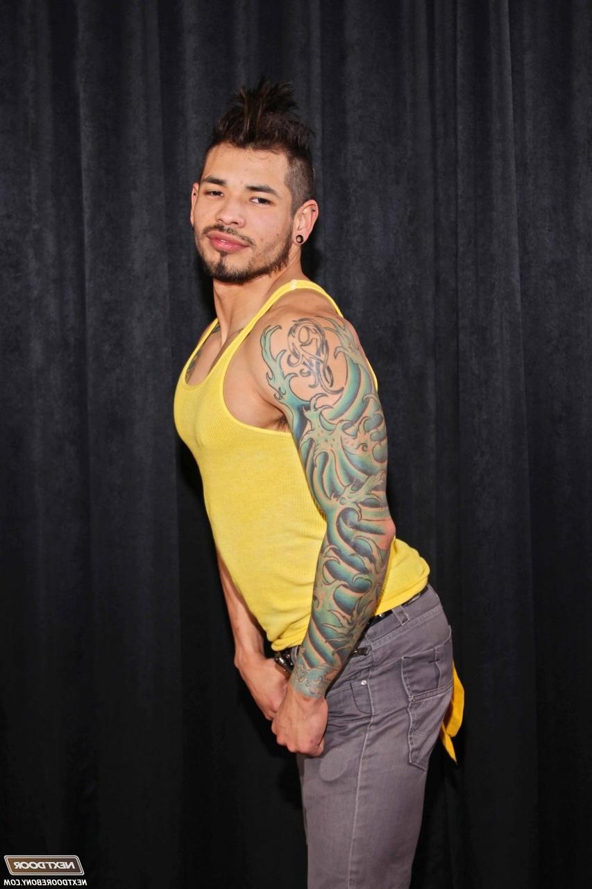 20P Des homosexuels musclés exhibent leurs bites avant un trio hardcore IR