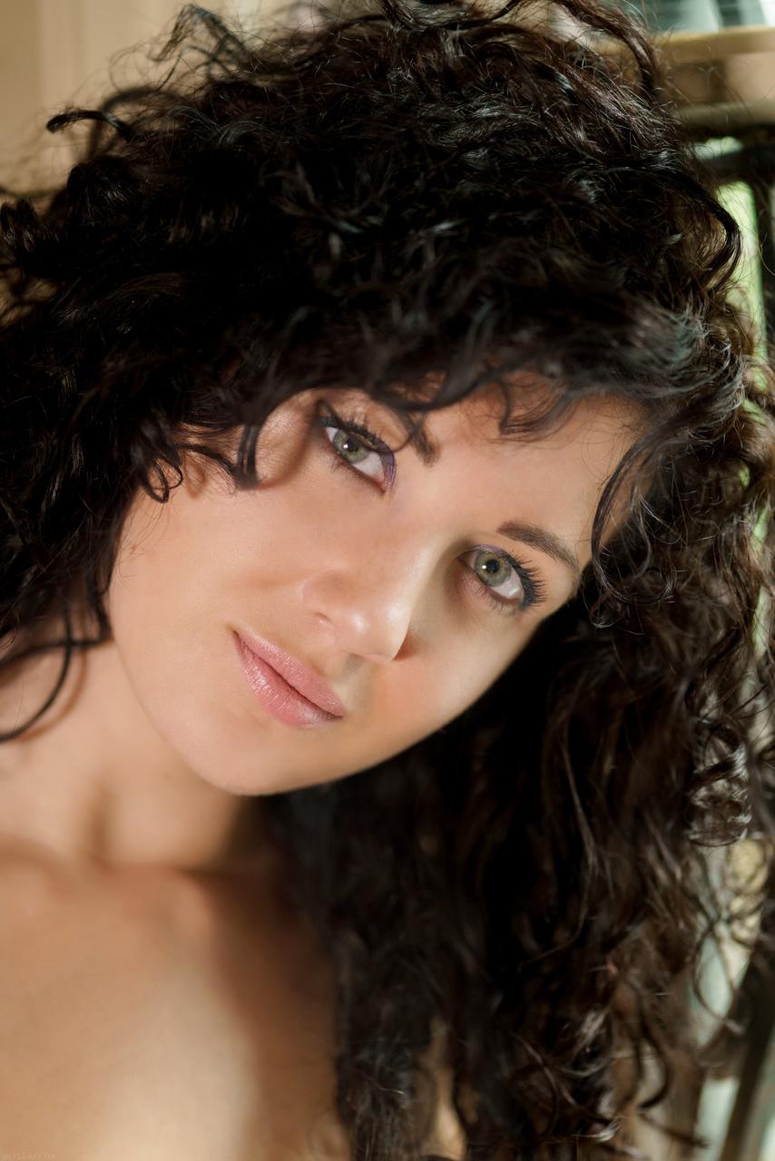 20P A linda adolescente Gia Ren fica nua e espalha sua coochie