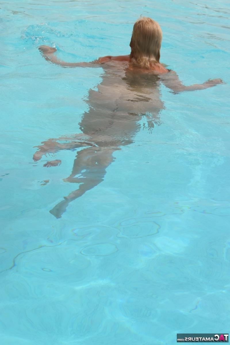 16P La blonde mature Dimonty perd ses seins naturels en maillot de bain à la piscine.