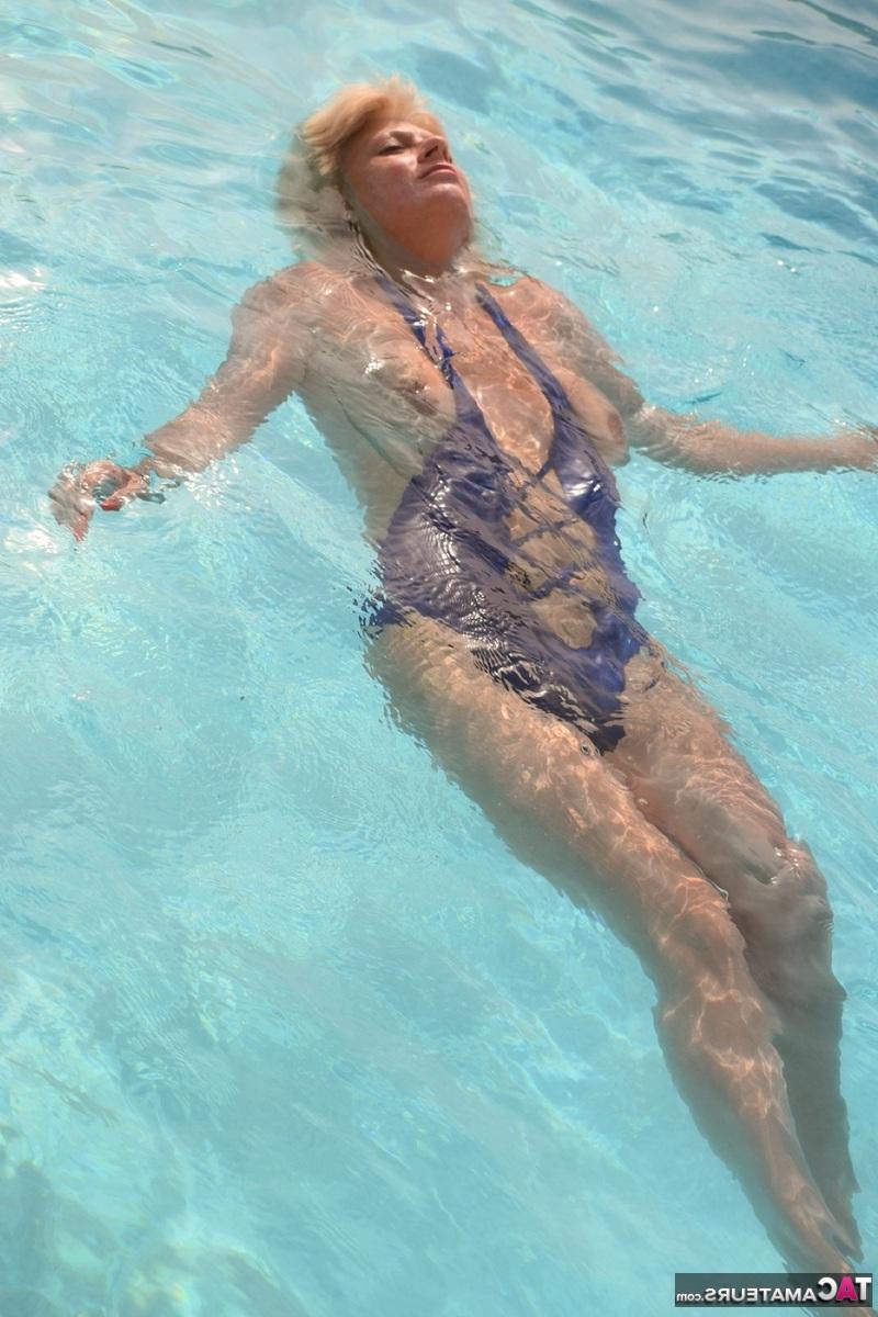 16P La blonde mature Dimonty perd ses seins naturels en maillot de bain à la piscine.