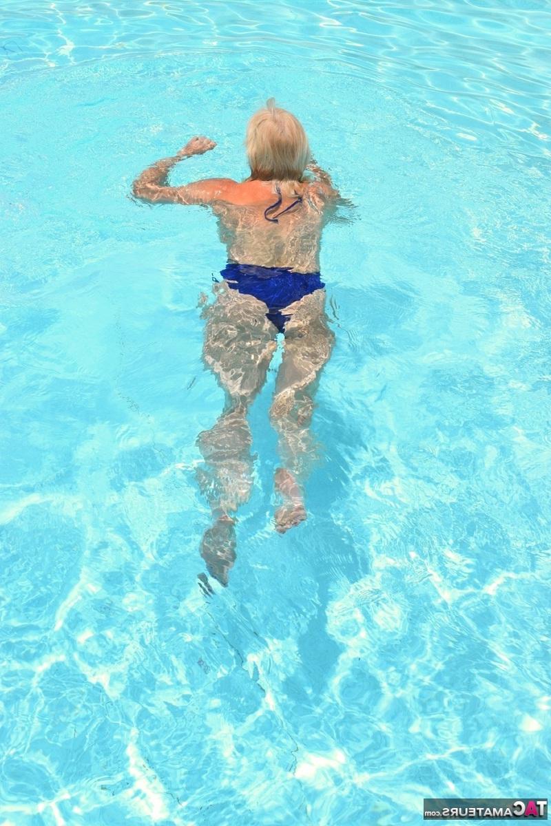 16P La blonde mature Dimonty perd ses seins naturels en maillot de bain à la piscine.