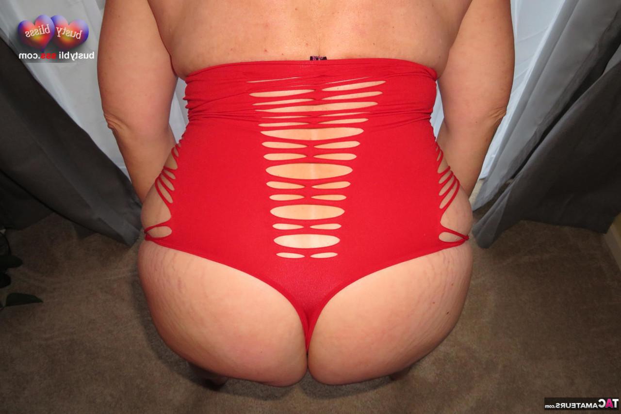 16P Mulher madura Busty Bliss lambe um pênis enquanto mostra seus peitos grandes