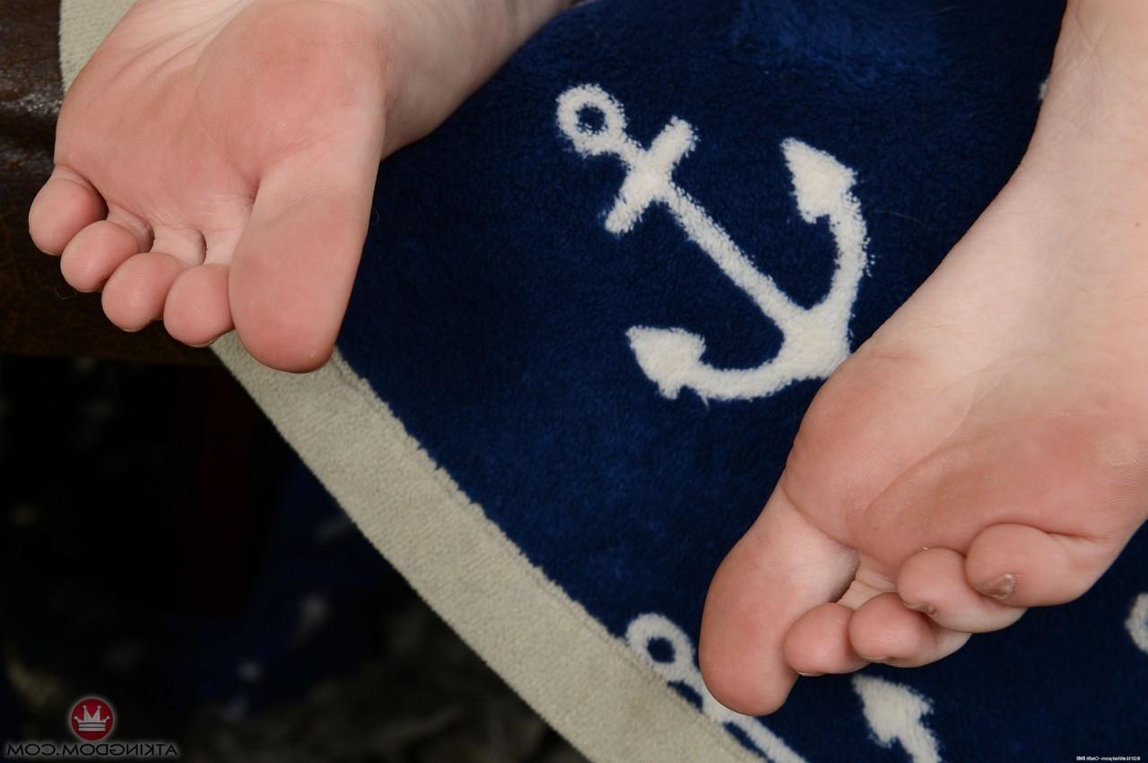 20P Die zierliche Amateurin Alice Merchesi entblößt ihre pelzige Muschi, ihren großen Arsch und ihre heißen Füße