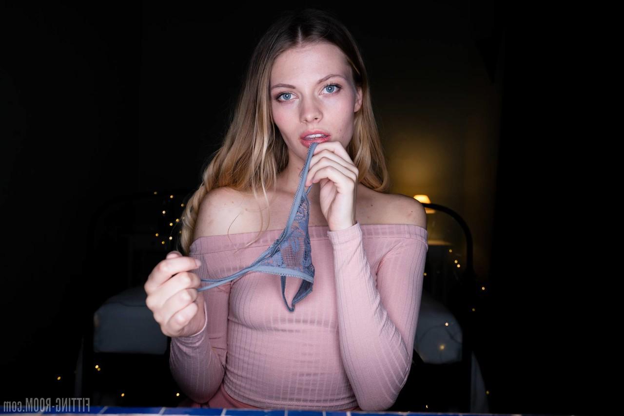11P A linda adolescente Sophie Sparks leva um brinquedo sexual para sua buceta aparada