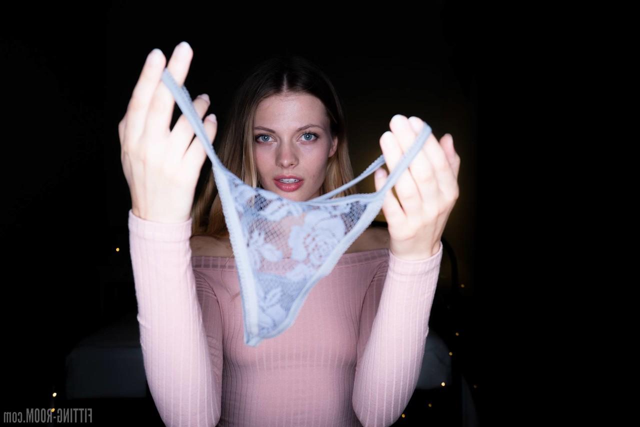 11P A linda adolescente Sophie Sparks leva um brinquedo sexual para sua buceta aparada