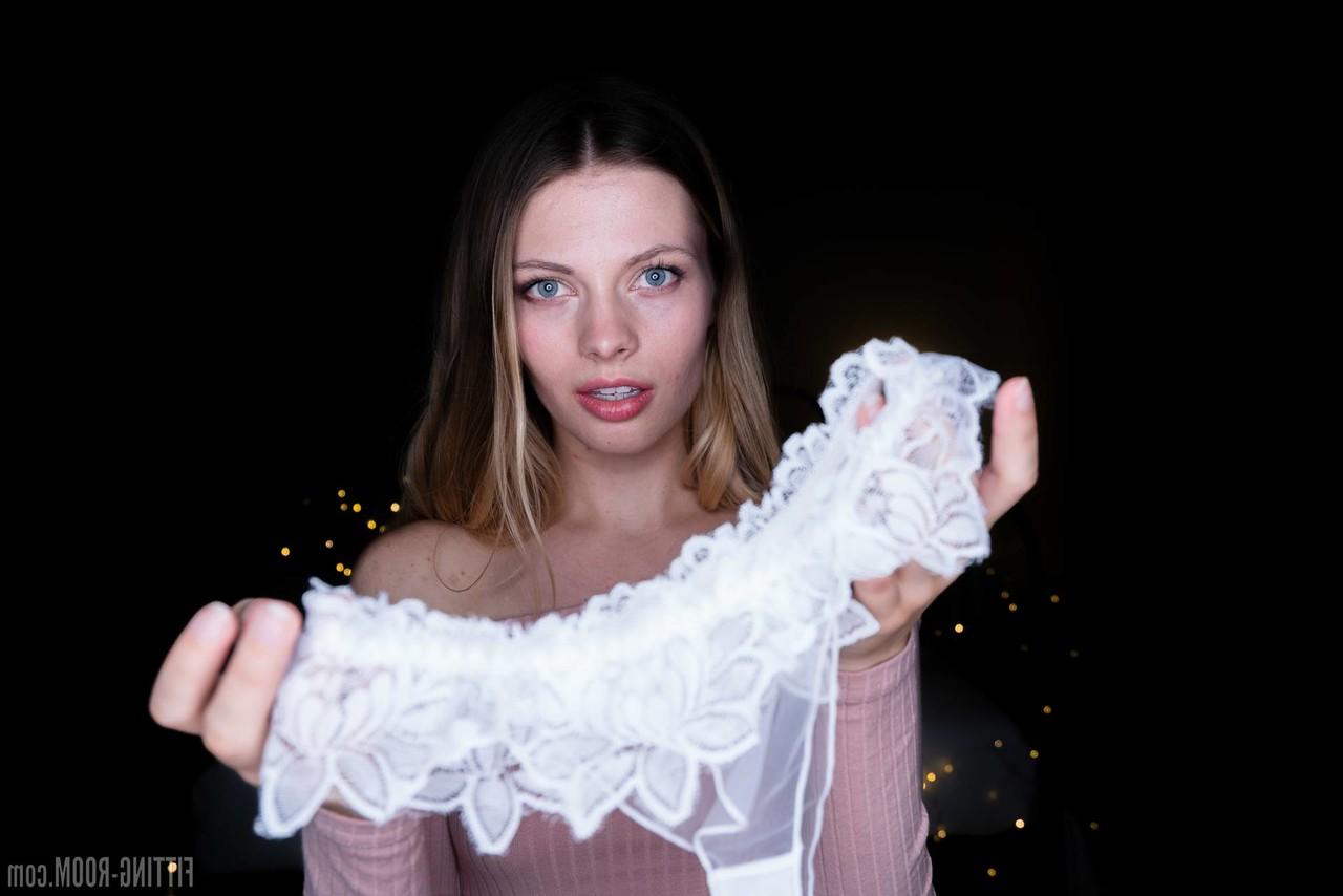 11P A linda adolescente Sophie Sparks leva um brinquedo sexual para sua buceta aparada
