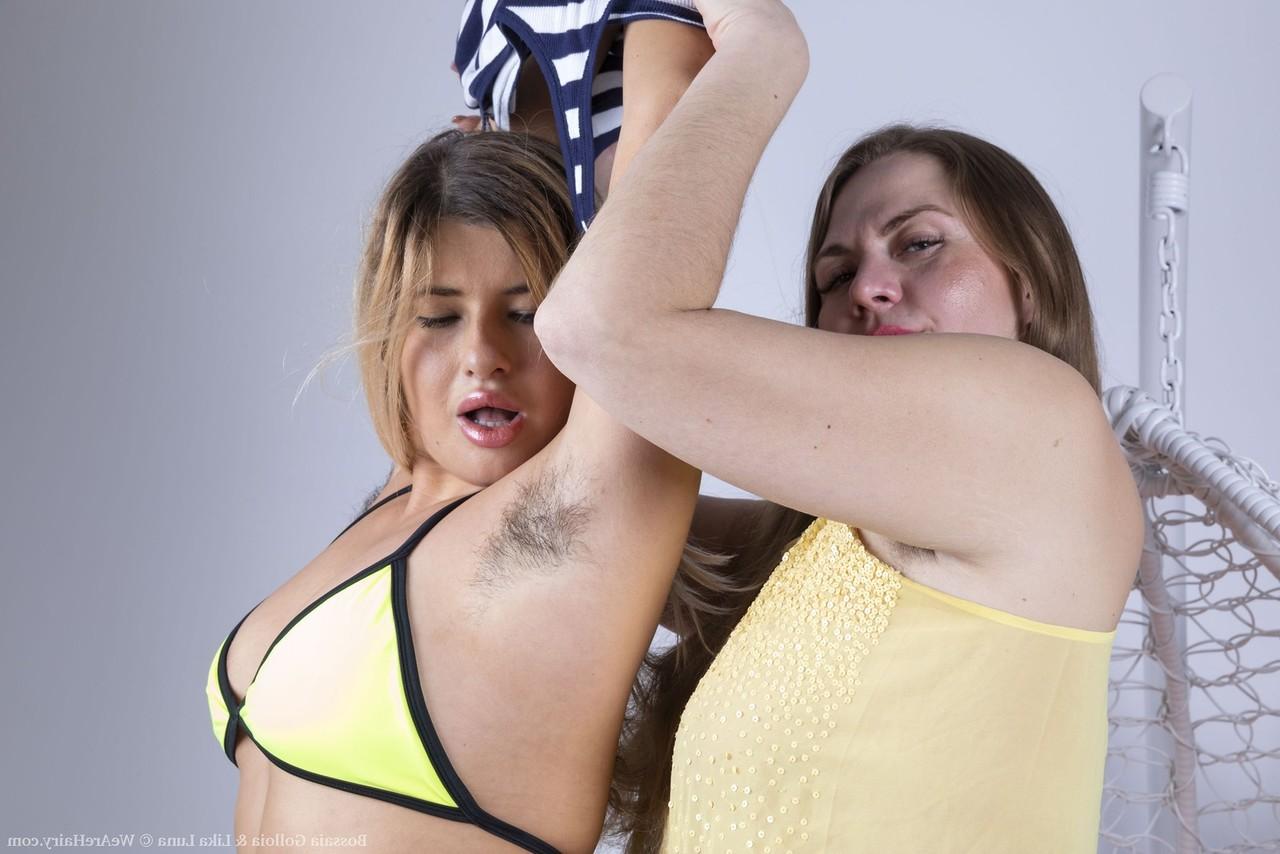 16P Lésbicas adolescentes Lika Luna e Bossaia Golloia praticam fossas peludas enquanto lambem muffs