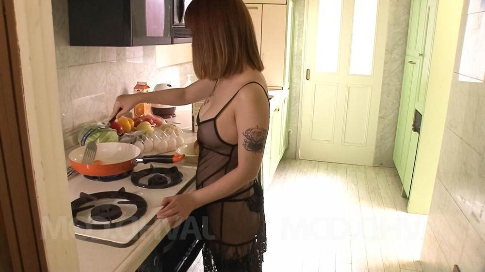 15P A japonesa MILF Minami Kitagawa estaciona sua buceta raspada em um pau durante o sexo