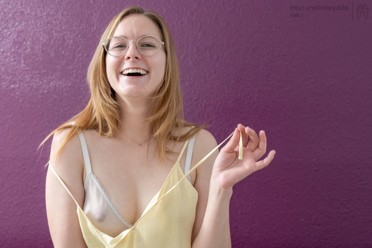 20P Kayla J, une Australienne ringarde, expose ses tétons durs, ses aisselles et sa chatte poilues.