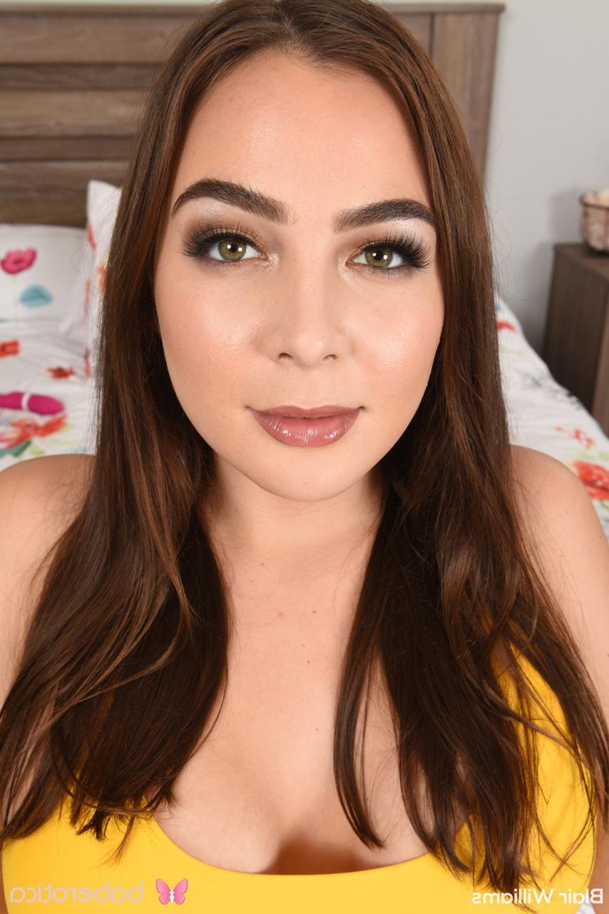 20P A morena curvilínea Blair Williams mostra seus lindos peitos grandes e brinca com um brinquedo