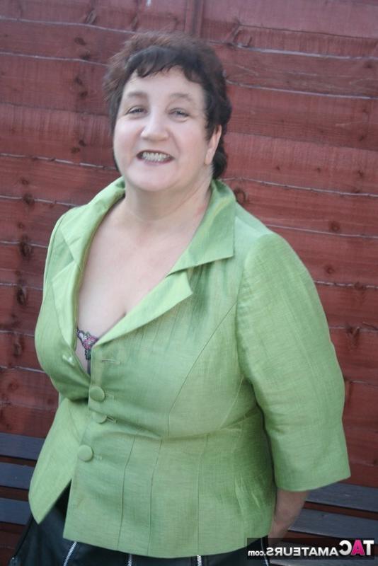 16P Kinky Carol, amateur mature, modèle une microjupe avec des cuissardes.