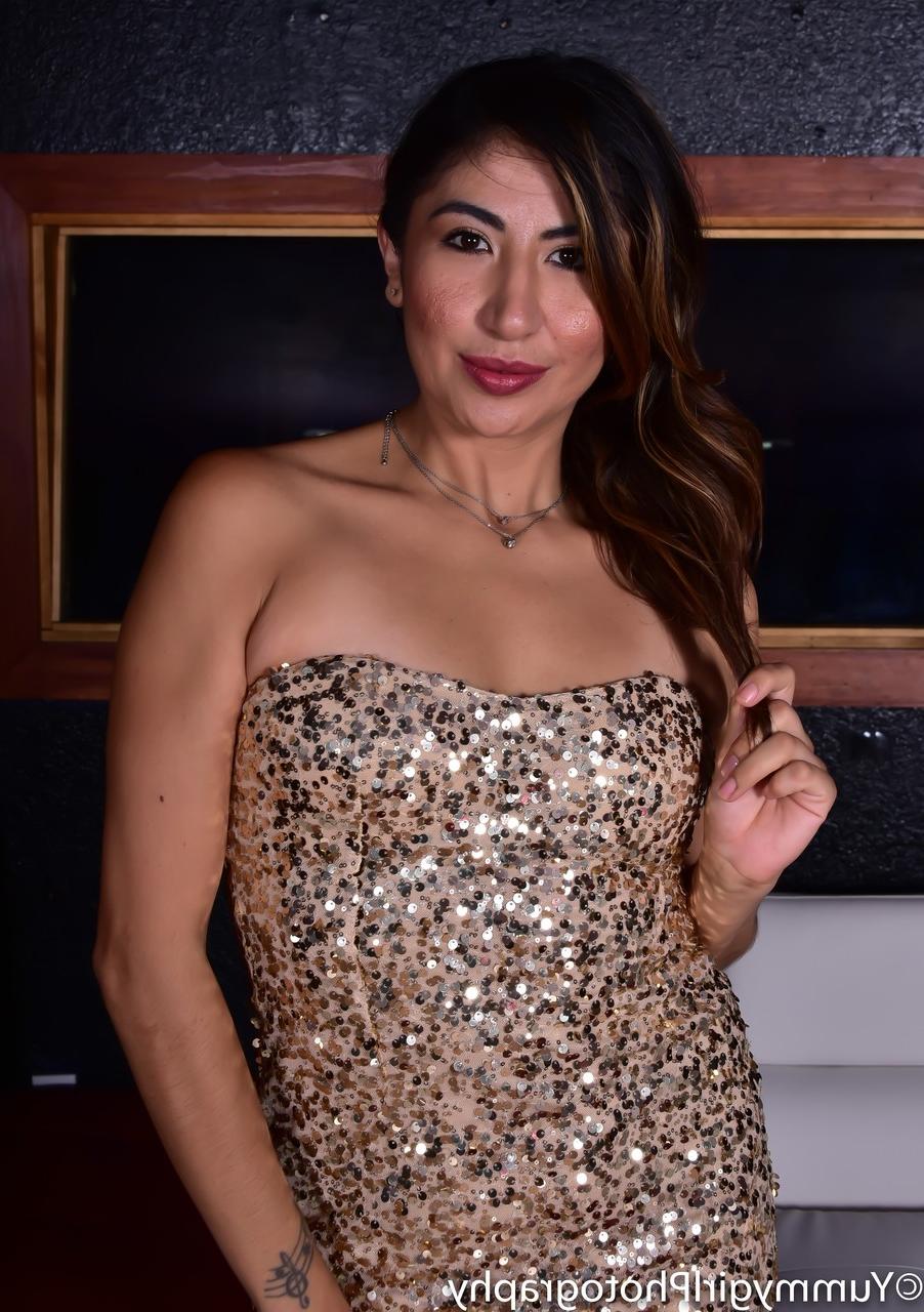 19P Die glamouröse mexikanische MILF Kitty Jaguar hebt ihr Kleid hoch und zeigt ihre tätowierten Löcher