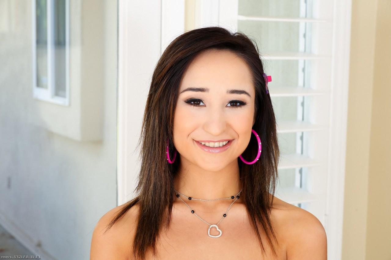 17P La pequeña morena Isabella Nice se queda con el ano abierto después de una follada anal