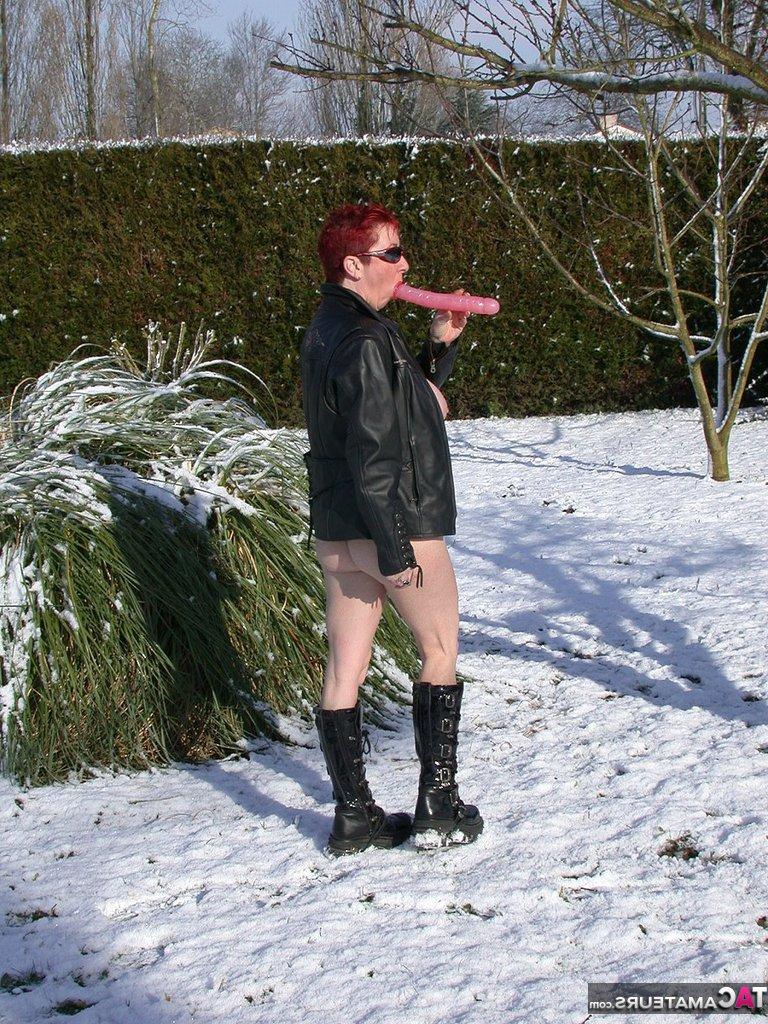 20P MaryBitch, rousse et mature aux gros seins, se salit et se masturbe dans la neige.