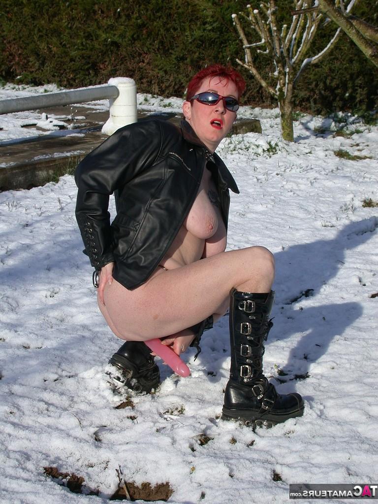 20P MaryBitch, rousse et mature aux gros seins, se salit et se masturbe dans la neige.