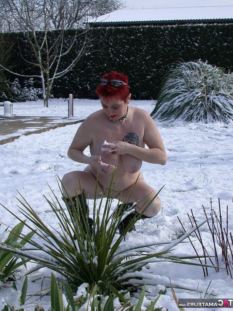 20P MaryBitch, rousse et mature aux gros seins, se salit et se masturbe dans la neige.