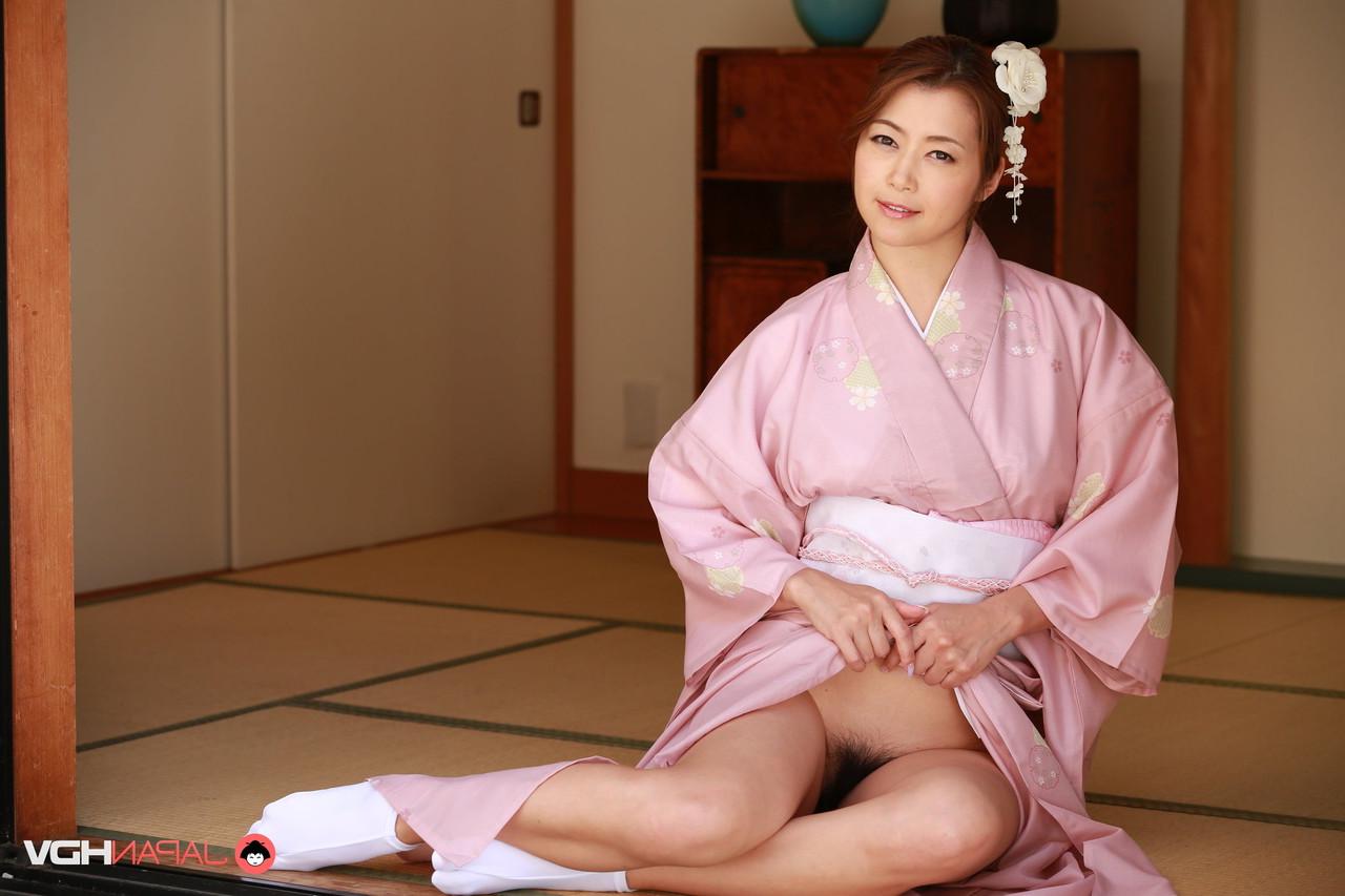 15P A bela japonesa Maki Hojo brinca com seu arbusto enquanto veste um roupão e meias