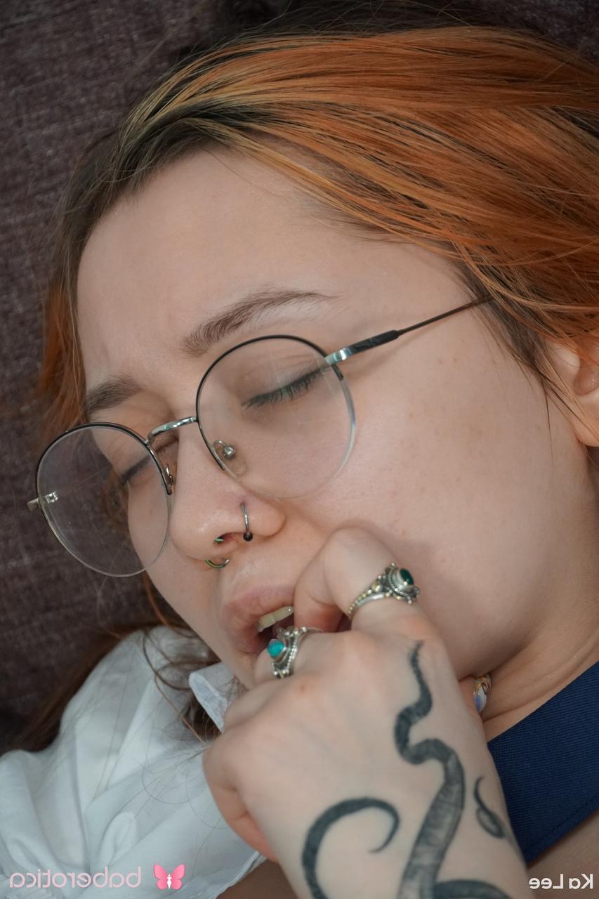 20P Hippie asiática con gafas ka lee desnudándose y masturbándose en el sofá