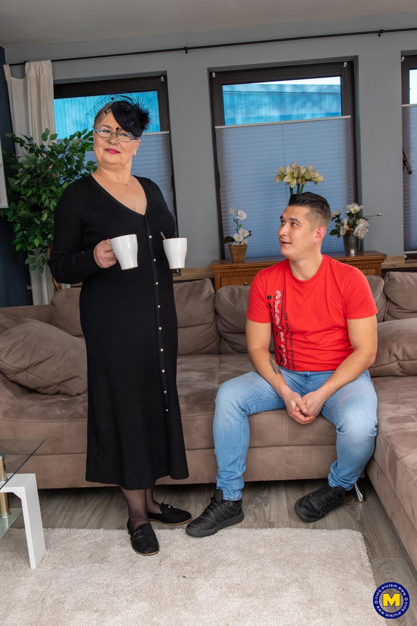 11P Plump grandmother ends up on top during sex with her younger lover
