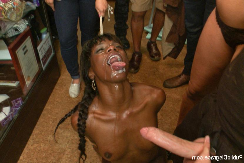 15P Garota negra submissa é humilhada em público antes de um gangbang desagradável