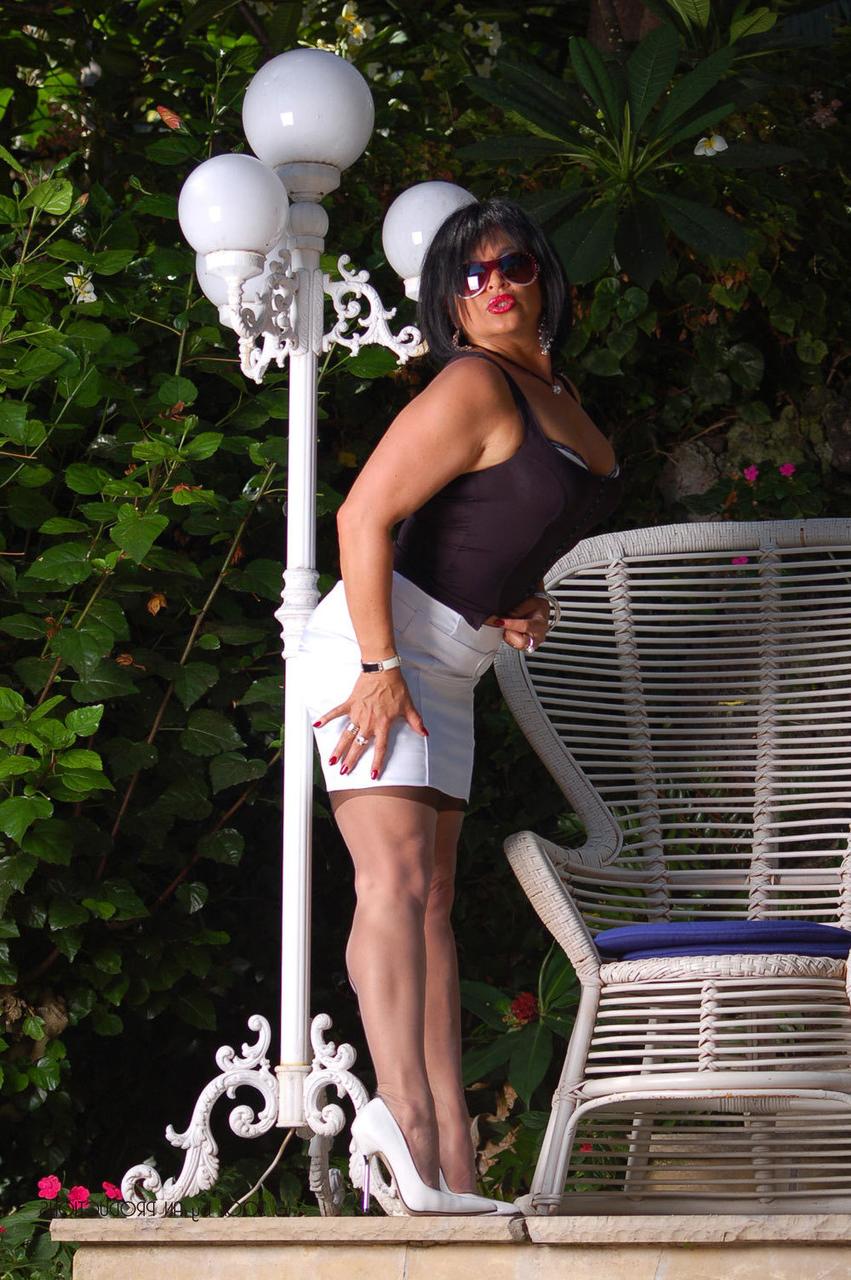 15P La madura amanda nylons hace un striptease sexy en medias y tacones