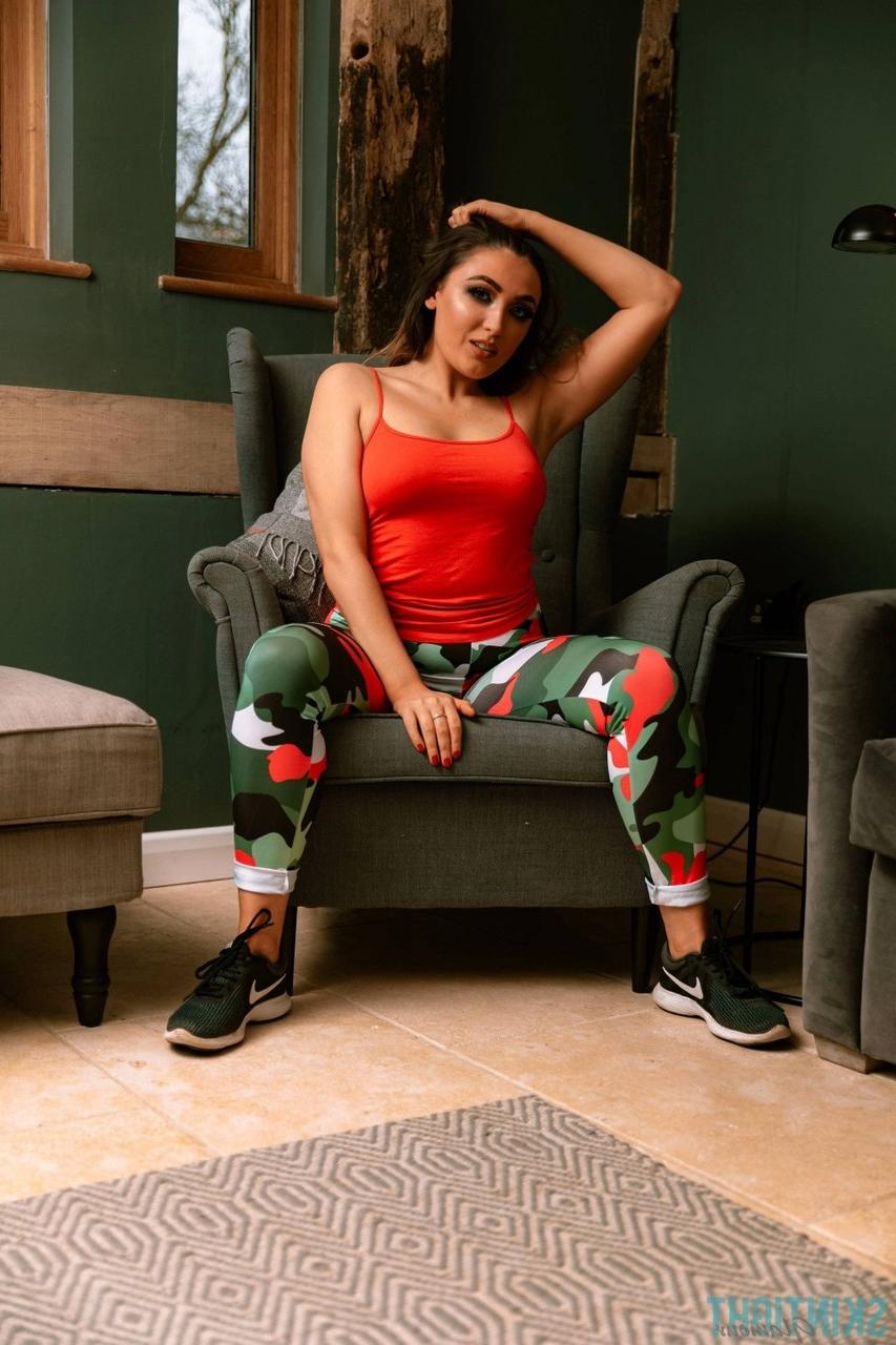 12P A linda morena Blossom May descobre seus seios firmes antes de tirar as calças justas