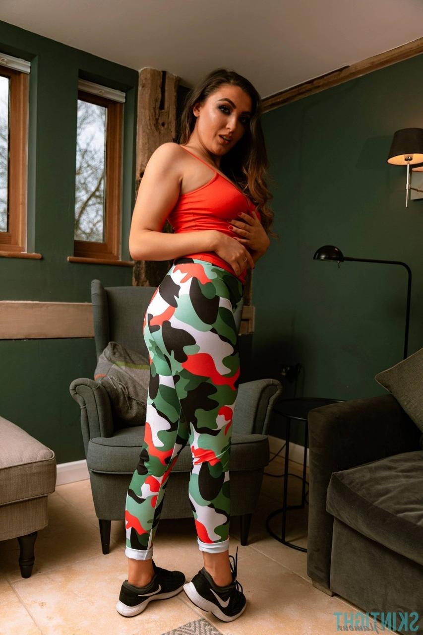 12P A linda morena Blossom May descobre seus seios firmes antes de tirar as calças justas