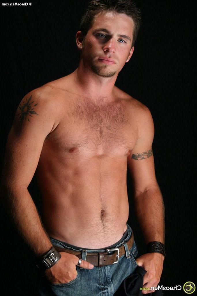 20P O modelo gay de olhos azuis Ulrich revela seu peito peludo e seu pau duro como pedra