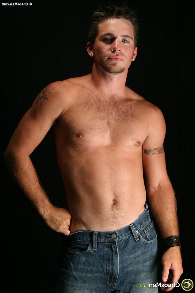 20P O modelo gay de olhos azuis Ulrich revela seu peito peludo e seu pau duro como pedra