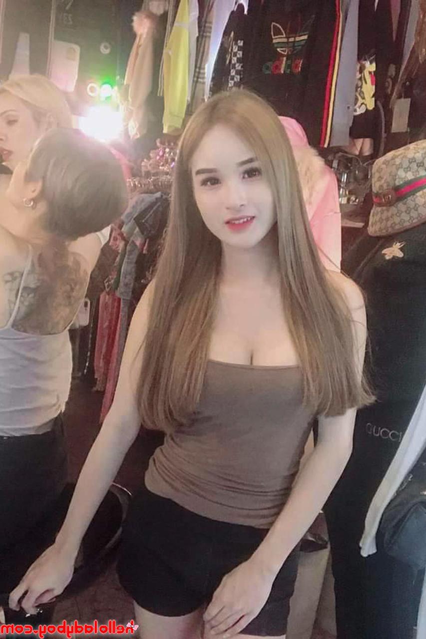 20P Bonita asiática muestra sus hermosas tetas mientras se toma selfies
