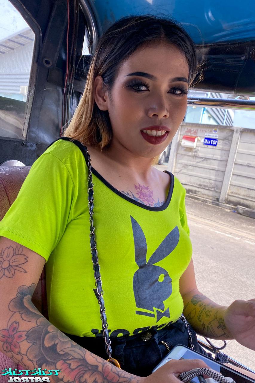 20P A amadora asiática Bee F tira tiras, mostra seu corpo tatuado e faz sexo POV