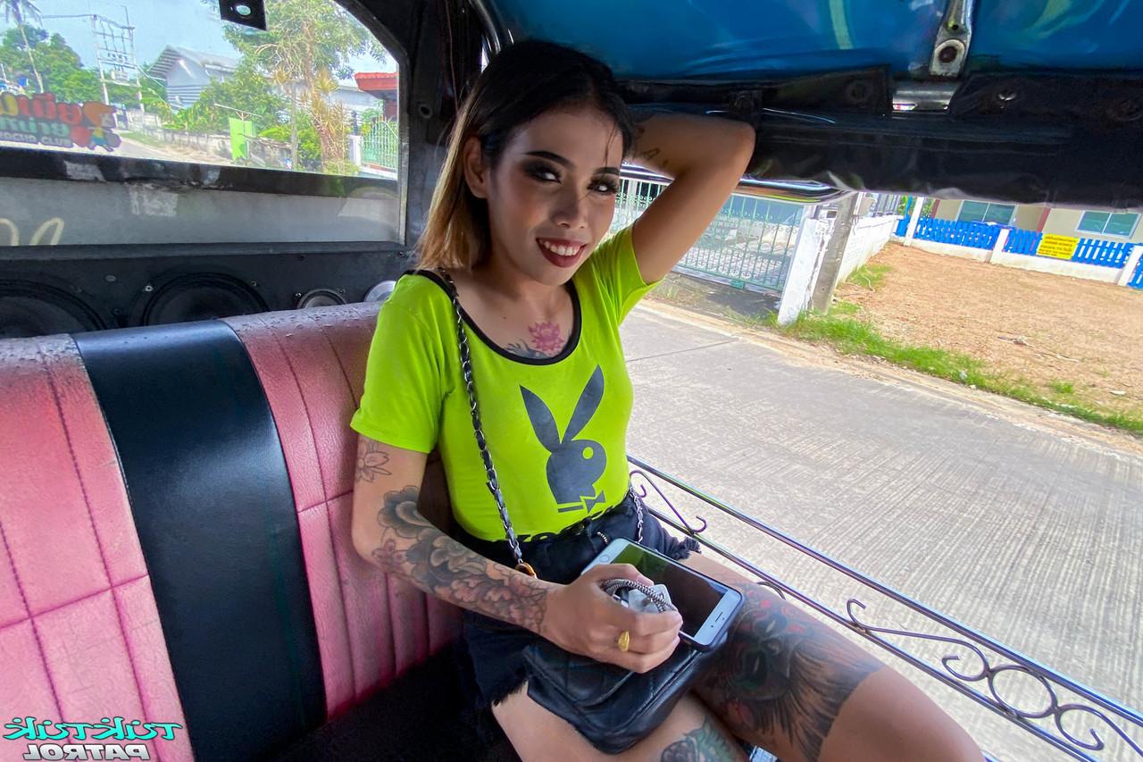 20P A amadora asiática Bee F tira tiras, mostra seu corpo tatuado e faz sexo POV