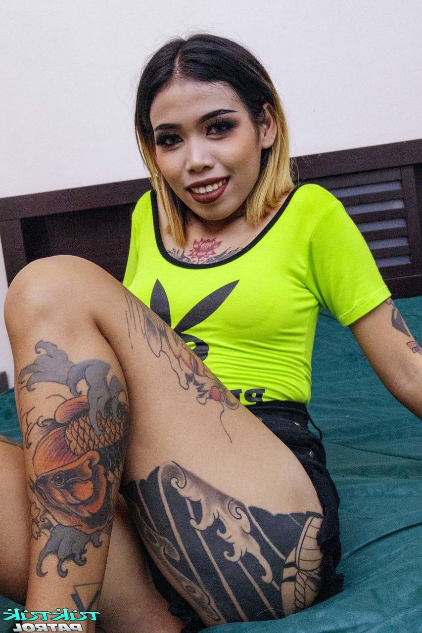 20P A amadora asiática Bee F tira tiras, mostra seu corpo tatuado e faz sexo POV
