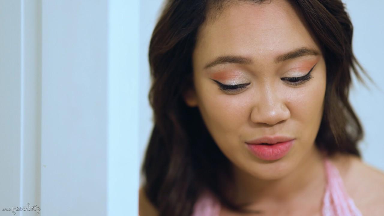 20P La lesbienne asiatique Madi Laine et sa copine ébène Hazel Grace ont des relations sexuelles orales torrides.