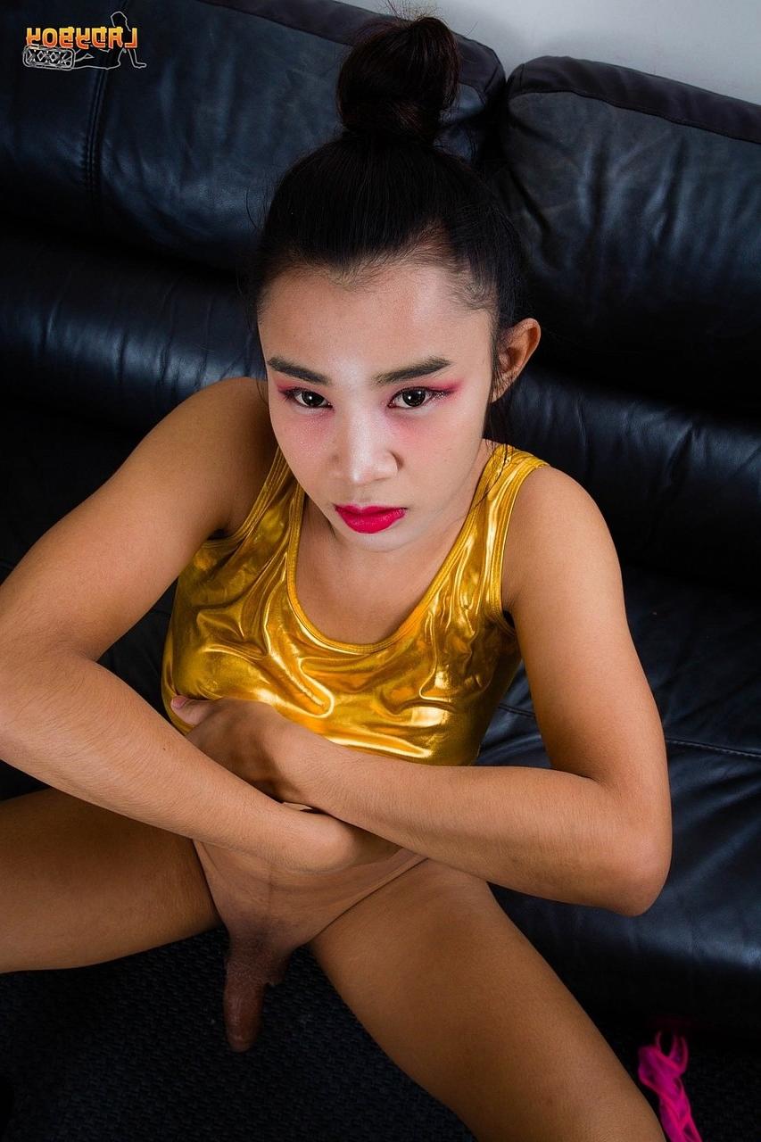 16P Atraente travesti asiática Meny abre suas nádegas grandes e se masturba