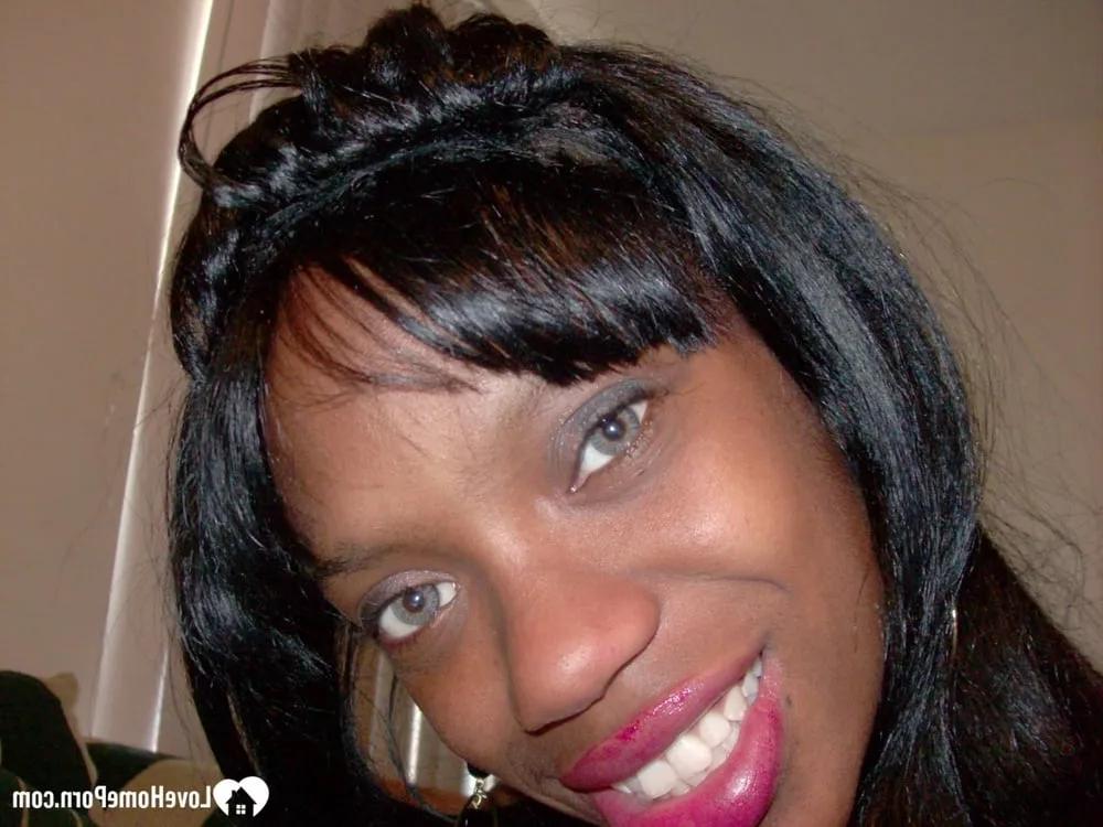 20P Sale amateur ébène frotte ses seins juteux et sa chatte noire dans une compilation