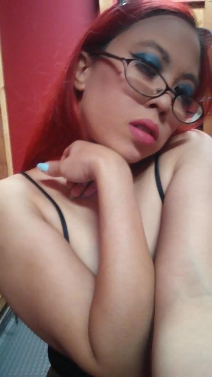 16P La pelirroja asiática Jasmine Jade expone sus tetas naturales mientras se toma selfies