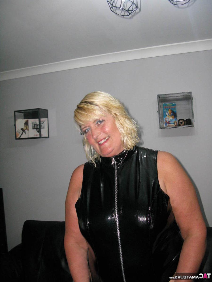20P La mayor rubia amateur Chrissy Uk libera sus tetas y su coño del látex