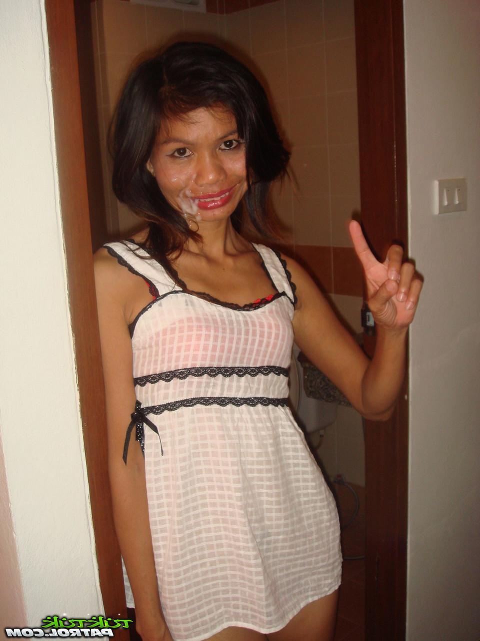 15P Pequena prostituta tailandesa tira a roupa para um turista sexual em quarto de motel