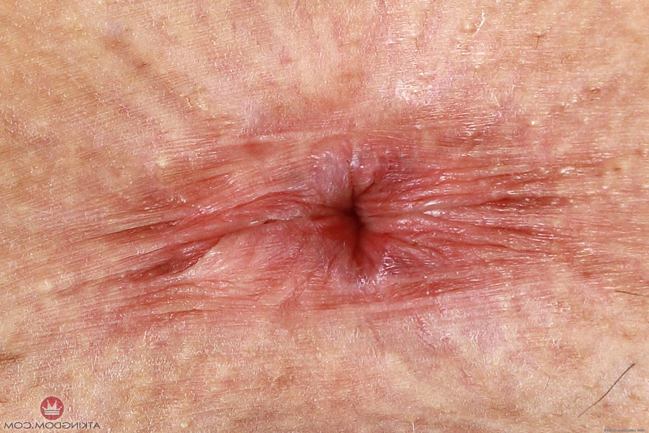 20P La sexy April Valentino muestra su gran culo y abre su coño afeitado